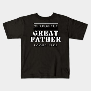 This Is What A Great Father Looks Like. Classic Dad Design for Fathers Day. Kids T-Shirt